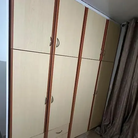 Sandras Near Airport Apartament