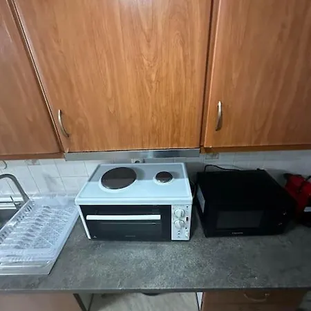 Sandras Near Airport *