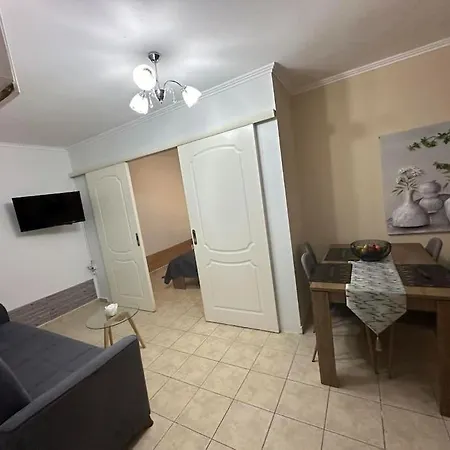 Sandras Near Airport *