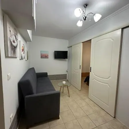 Sandras Near Airport Apartament *